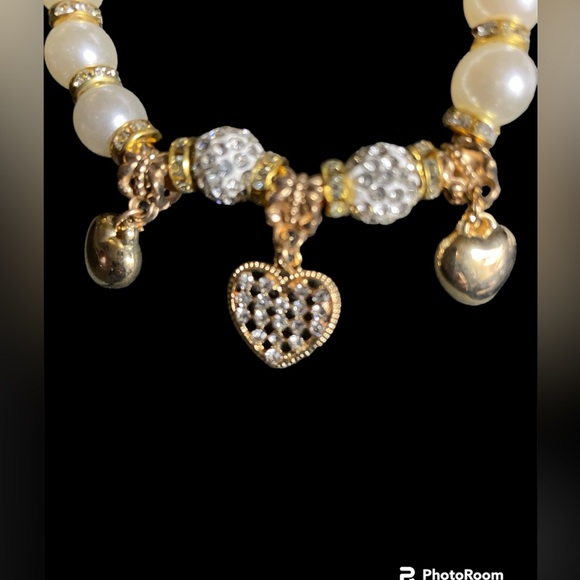 Superstar stretchy faux pearl bracelet with 3 heart charms new - Picture 2 of 3